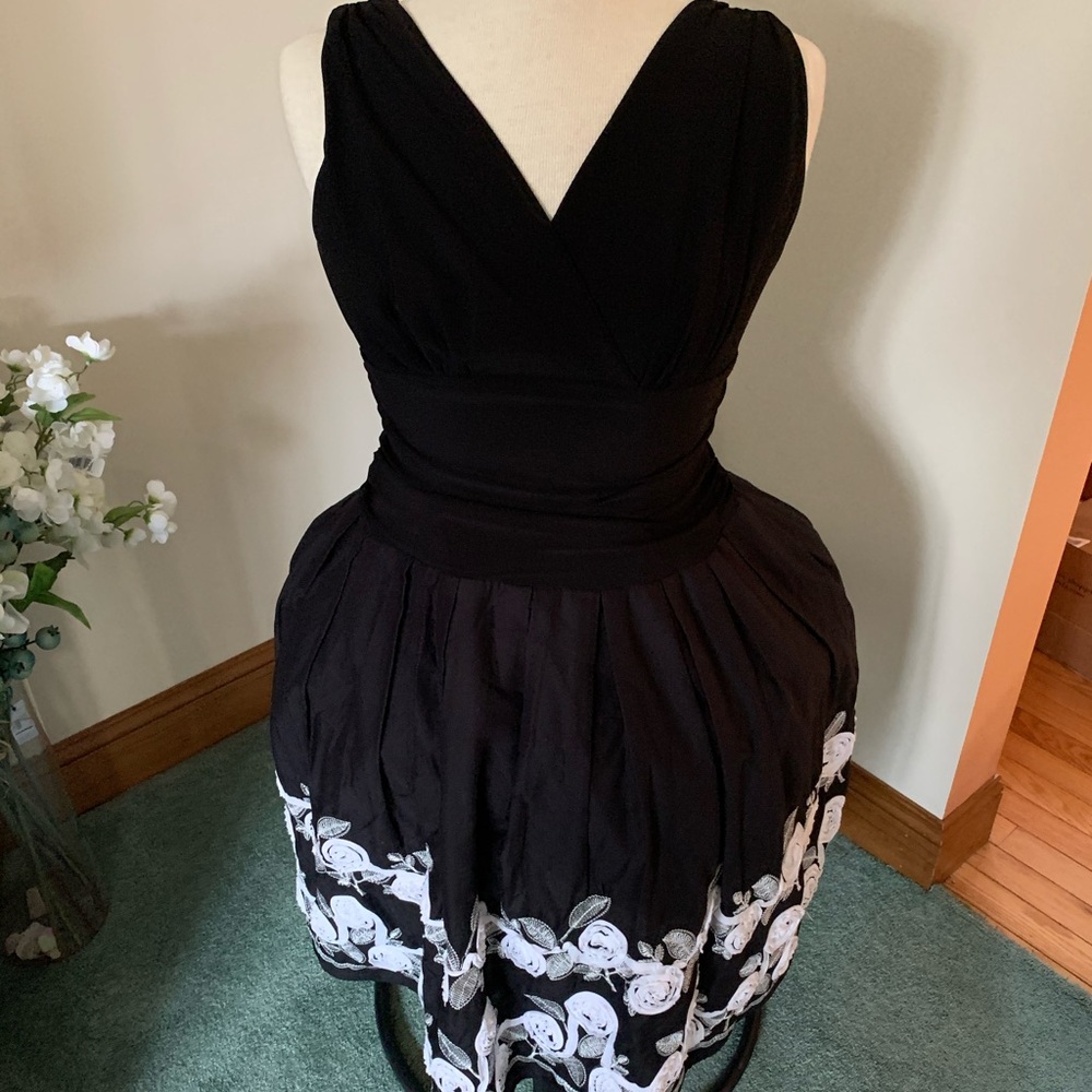 🖤BLACK DRESS W/ WHITE FLORAL DESIGN 🖤